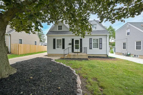 2563 S 99th St, West Allis, WI 53227