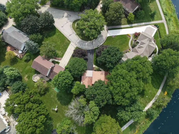 15270 Red Fox Ln, Elm Grove, WI 53122