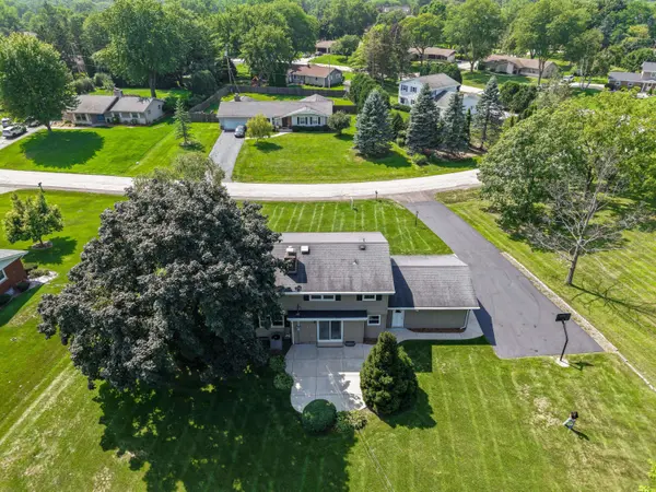4690 Parkhurst Dr, Brookfield, WI 53045