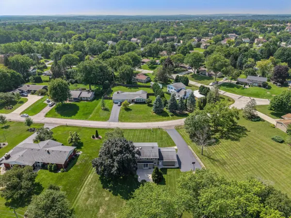 4690 Parkhurst Dr, Brookfield, WI 53045