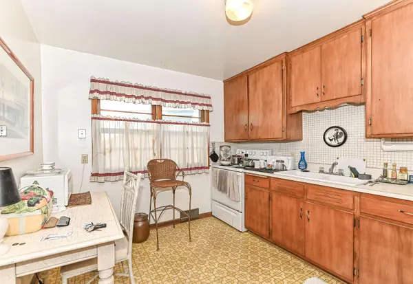 9423 W Mount Vernon 9425 Ave, Milwaukee, WI 53226