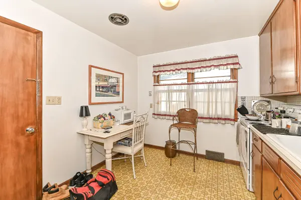 9423 W Mount Vernon 9425 Ave, Milwaukee, WI 53226
