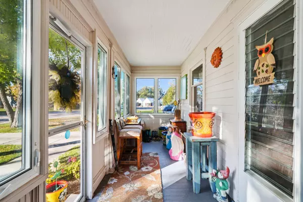 910 N Green Bay Rd, Grafton, WI 53024