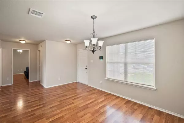 907 Pryor Drive, Arlington, TX 76001