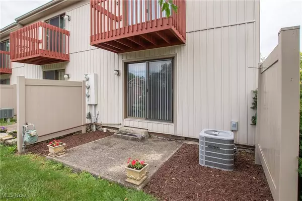 5558 Hilltop OVAL #94, Parma, OH 44134