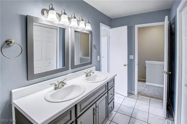 5558 Hilltop OVAL #94, Parma, OH 44134