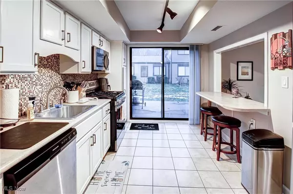 26686 Lake Of The Falls BLVD, Olmsted Falls, OH 44138