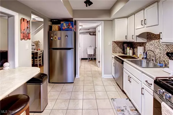 26686 Lake Of The Falls BLVD, Olmsted Falls, OH 44138