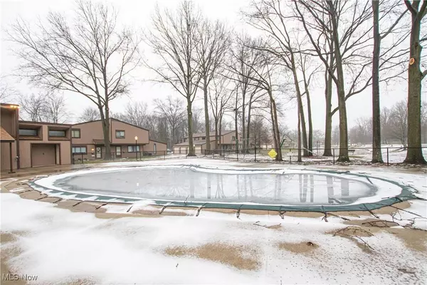 26686 Lake Of The Falls BLVD, Olmsted Falls, OH 44138