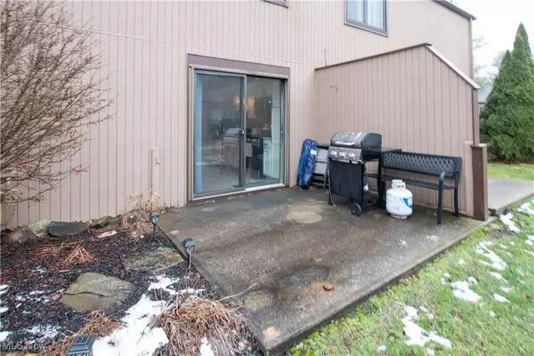 26686 Lake Of The Falls BLVD, Olmsted Falls, OH 44138