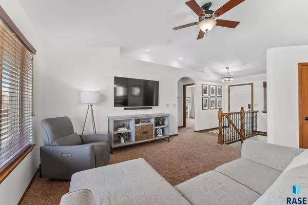 414 N Perry Ln, Harrisburg, SD 57032