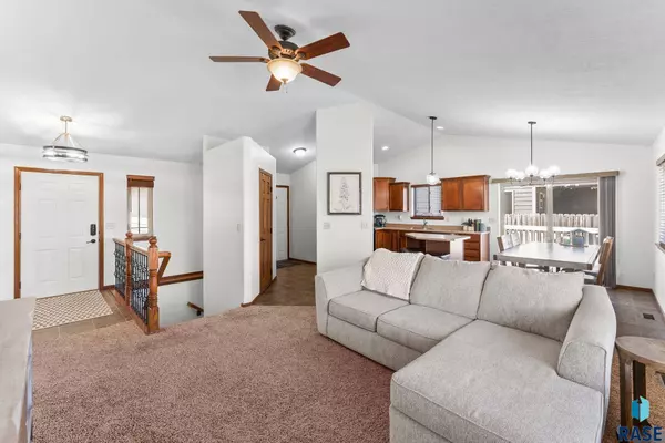 414 N Perry Ln, Harrisburg, SD 57032