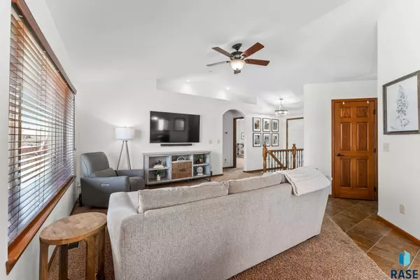 414 N Perry Ln, Harrisburg, SD 57032