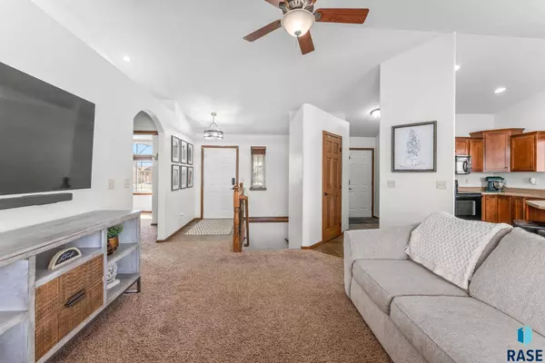 414 N Perry Ln, Harrisburg, SD 57032