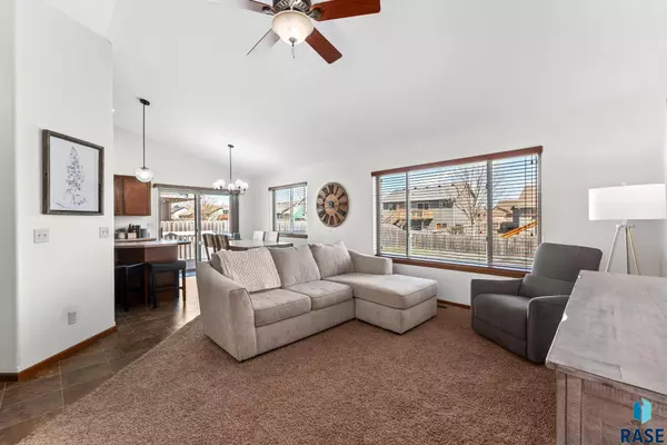 414 N Perry Ln, Harrisburg, SD 57032