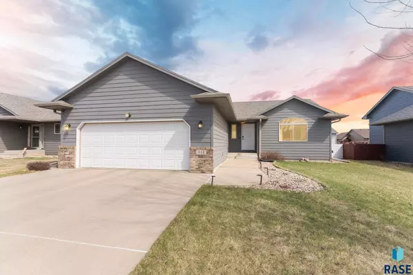 414 N Perry Ln, Harrisburg, SD 57032
