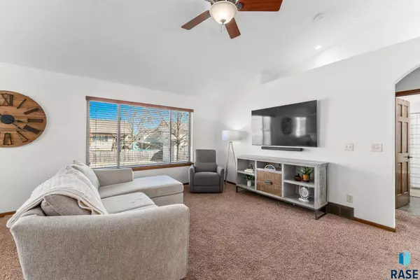 414 N Perry Ln, Harrisburg, SD 57032