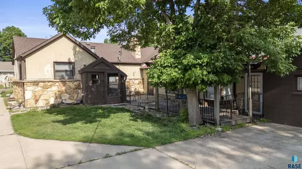 3208 S Elmwood Ave, Sioux Falls, SD 57105