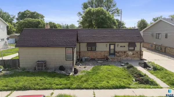 3208 S Elmwood Ave, Sioux Falls, SD 57105