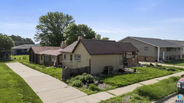 3208 S Elmwood Ave, Sioux Falls, SD 57105