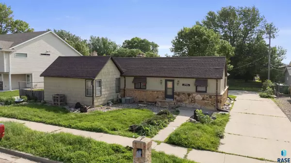 3208 S Elmwood Ave, Sioux Falls, SD 57105