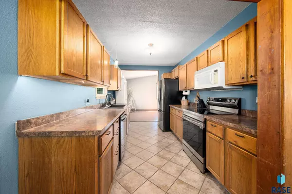 421 W 1st Ave, Lennox, SD 57039