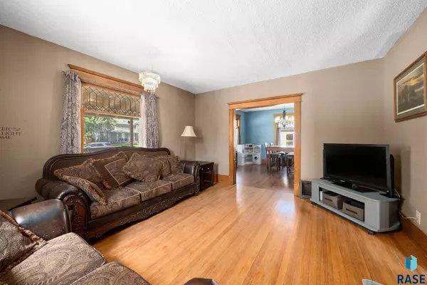 421 W 1st Ave, Lennox, SD 57039