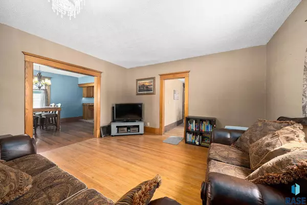 421 W 1st Ave, Lennox, SD 57039