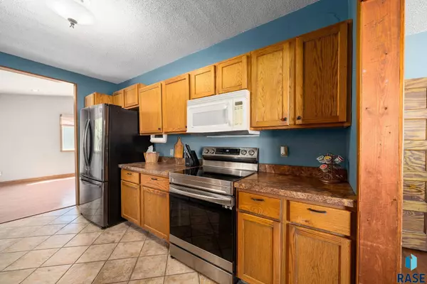 421 W 1st Ave, Lennox, SD 57039