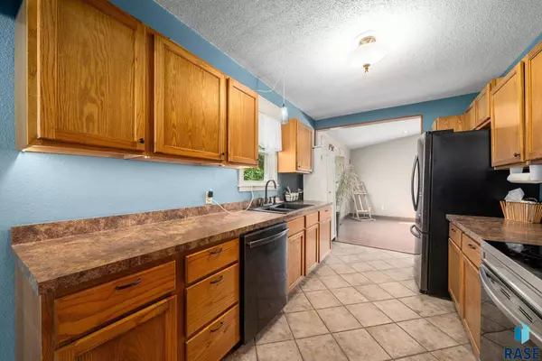 421 W 1st Ave, Lennox, SD 57039