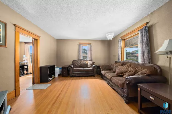 421 W 1st Ave, Lennox, SD 57039