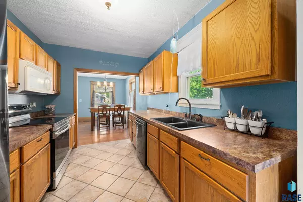 421 W 1st Ave, Lennox, SD 57039