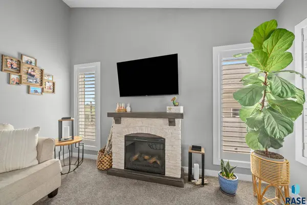 6805 E Dugout Ln, Sioux Falls, SD 57110