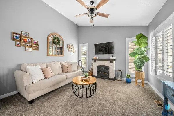 6805 E Dugout Ln, Sioux Falls, SD 57110