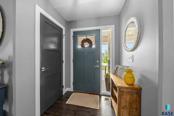 6805 E Dugout Ln, Sioux Falls, SD 57110