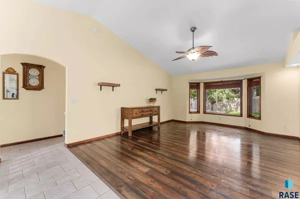 806 E Chestnut St, Harrisburg, SD 57032