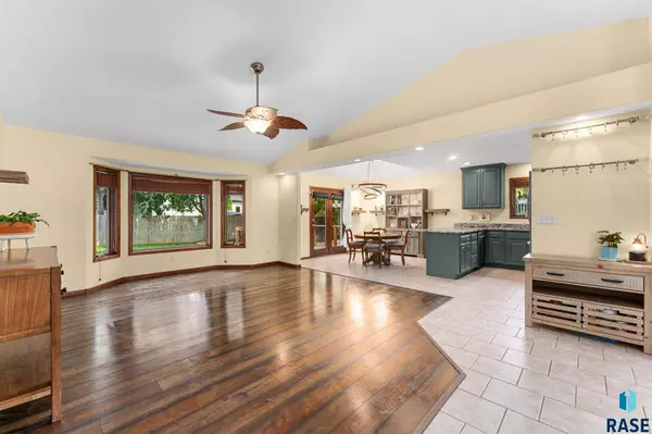 806 E Chestnut St, Harrisburg, SD 57032