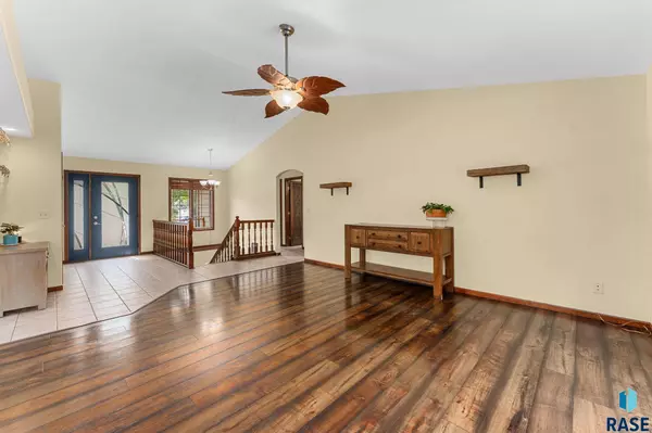 806 E Chestnut St, Harrisburg, SD 57032