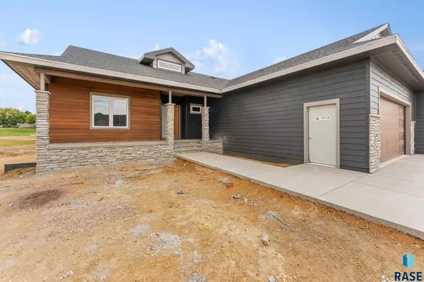 2305 S Red Oak Ave, Sioux Falls, SD 57110