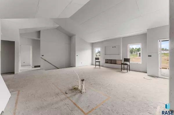 2305 S Red Oak Ave, Sioux Falls, SD 57110