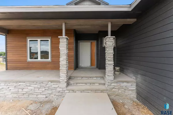 2305 S Red Oak Ave, Sioux Falls, SD 57110