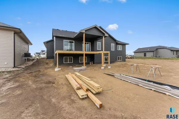 2305 S Red Oak Ave, Sioux Falls, SD 57110