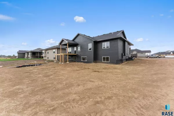 2305 S Red Oak Ave, Sioux Falls, SD 57110