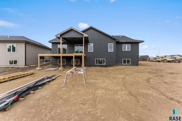 2305 S Red Oak Ave, Sioux Falls, SD 57110