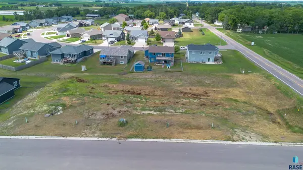 121 Skyline Dr, Valley Springs, SD 57068