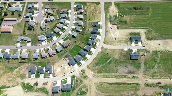 121 Skyline Dr, Valley Springs, SD 57068