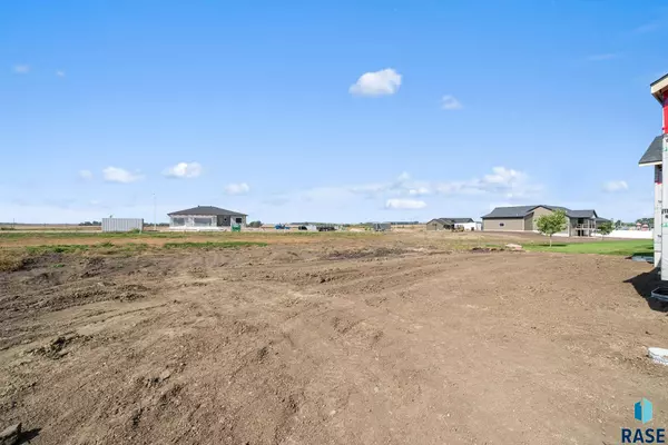 909 Sundance St, Valley Springs, SD 57068