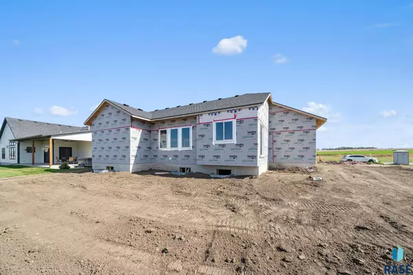 909 Sundance St, Valley Springs, SD 57068
