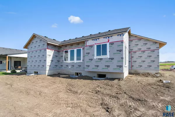 909 Sundance St, Valley Springs, SD 57068