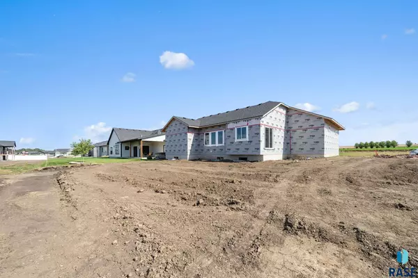 909 Sundance St, Valley Springs, SD 57068